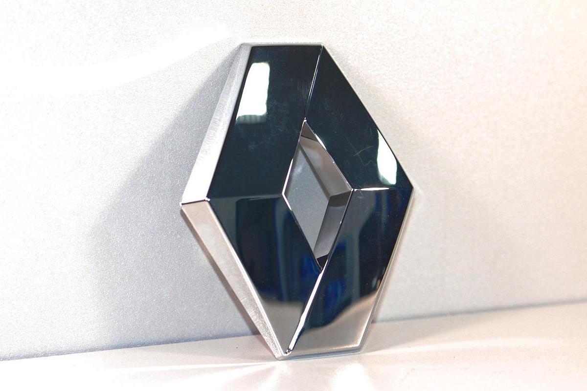 Монограмма знак &#34;RENAULT&#34; решетки радиатора на Renault Master III 2010-14 - Renault (Франция) - 8200052586