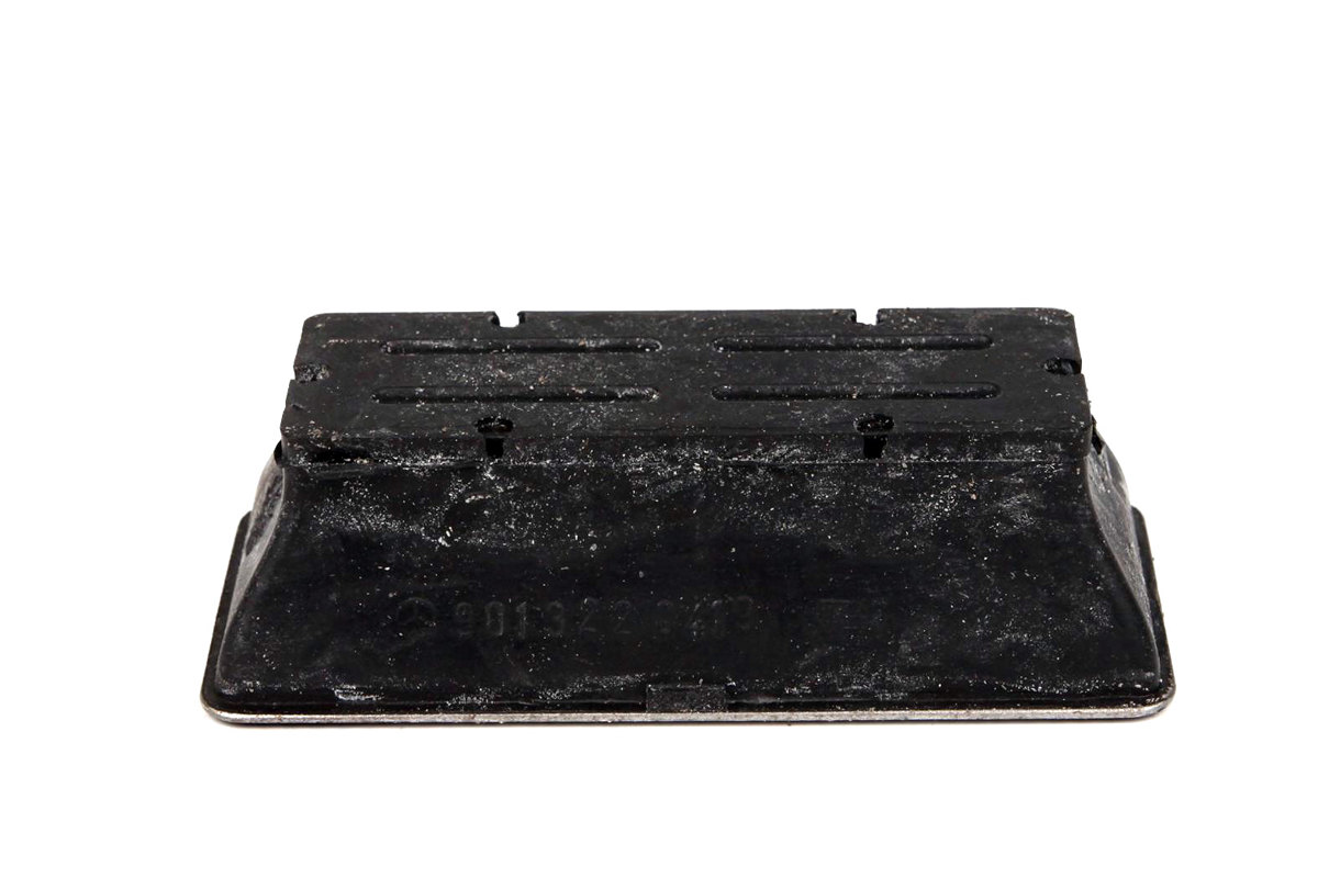 Подушка нижняя (левая) передней железной рессоры VW LT 28-46 1996-2006 9013220419 MERCEDES (Оригинал, Германия)